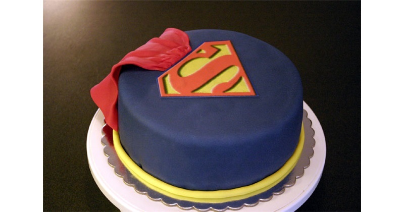 Baby Superman birthday cake - Decorated Cake by Dee - CakesDecor