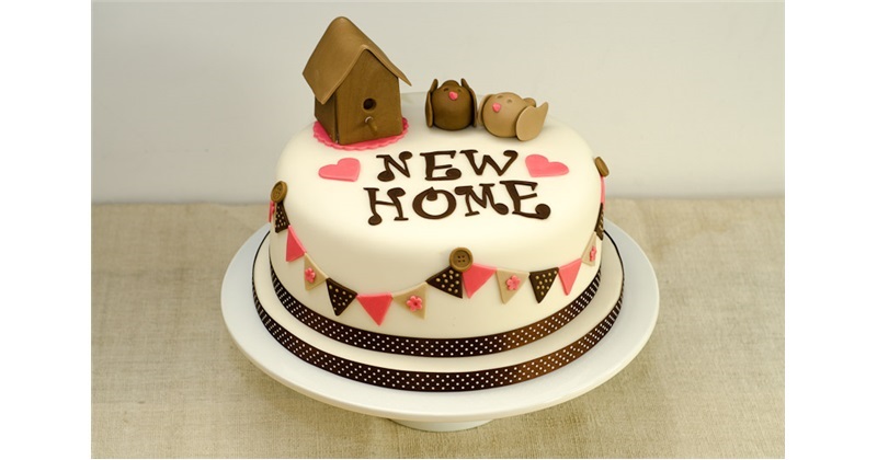 Pink And White Cake With The Words Welcome Back Written On Top With  Chocolate Stock-Foto - Getty Images
